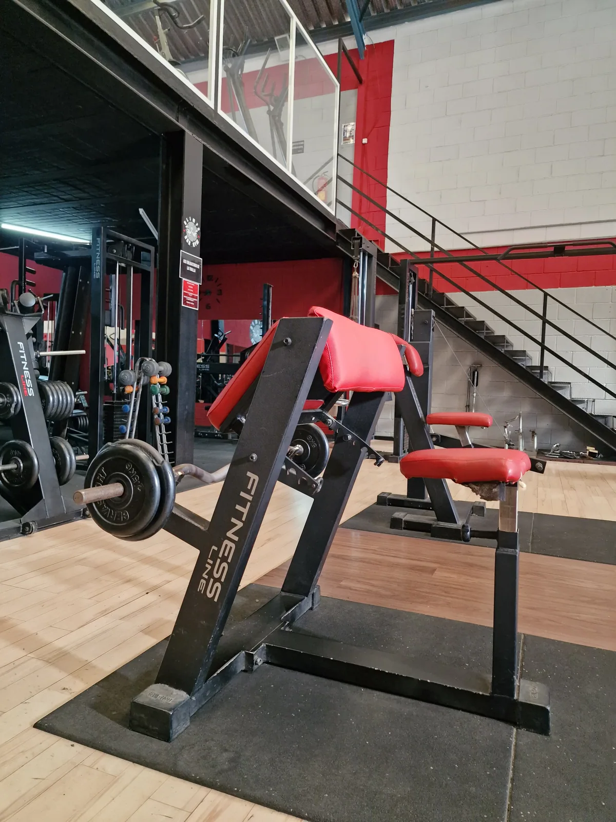 Máquina de entrenamiento junto a la escalera de Olimpo