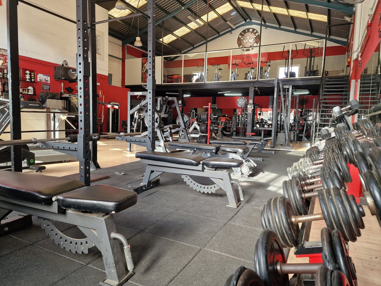 Sala y maquinaria reales de Olimpo NGR Gym